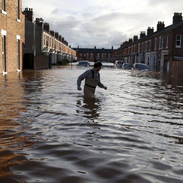 Великобритания се бори с последиците от тежки наводнения