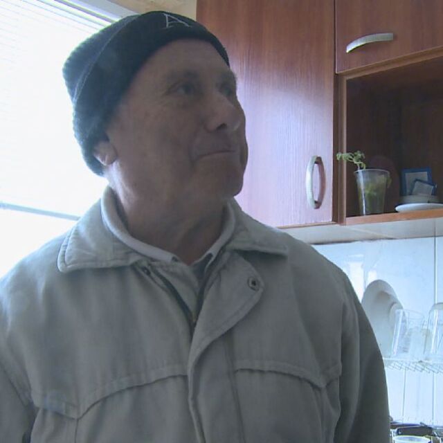 Пенсионер стои с палто в хола си, но "Топлофикация" още му праща солени сметки 