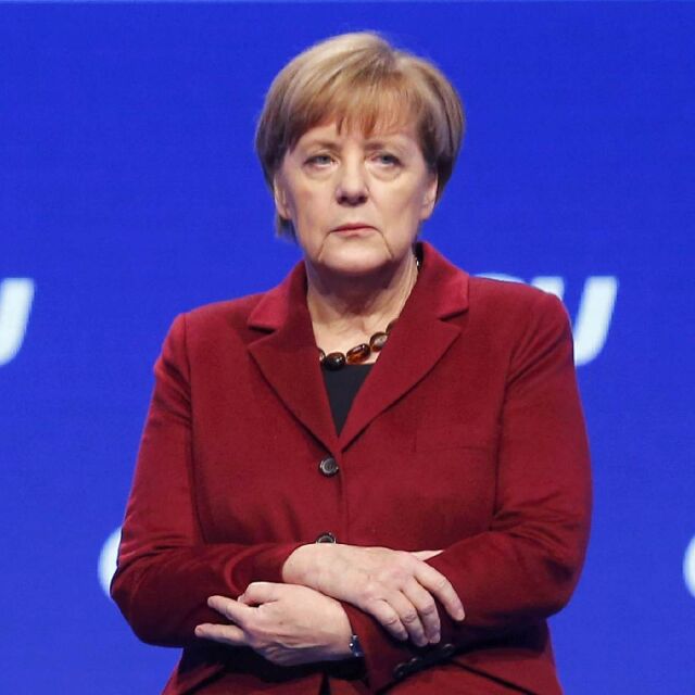 Офисът на Ангела Меркел беше отцепен заради подозрителен пакет