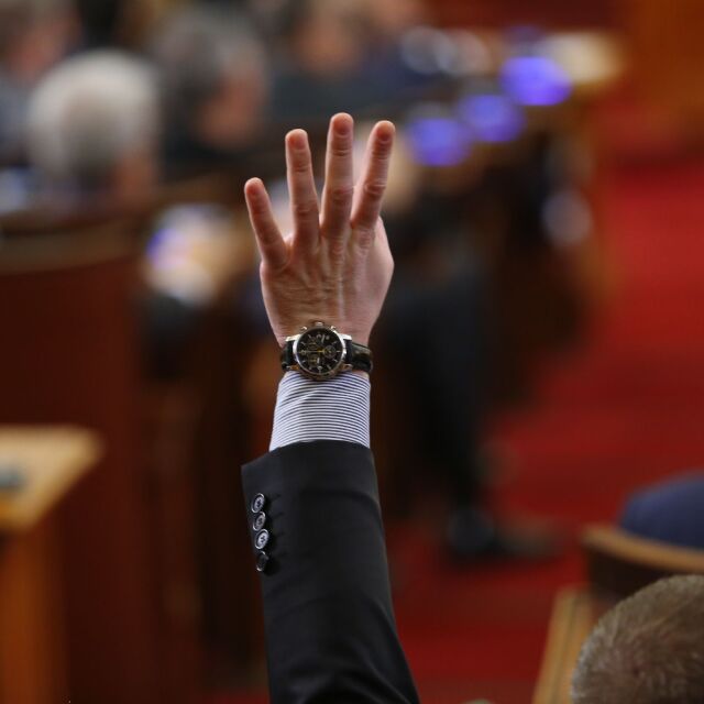 Депутатите не дадоха на БНТ и БНР да излъчат дебатите за конституционните промени