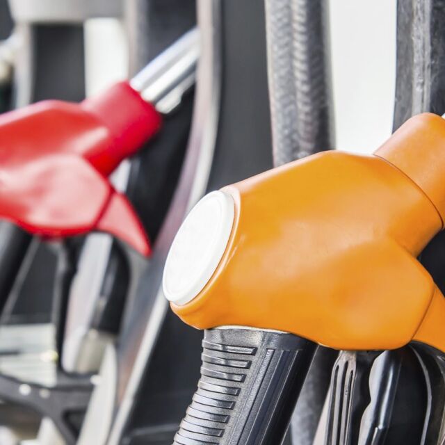 За близо месец: Цената на бензина е паднала с 16 стотинки