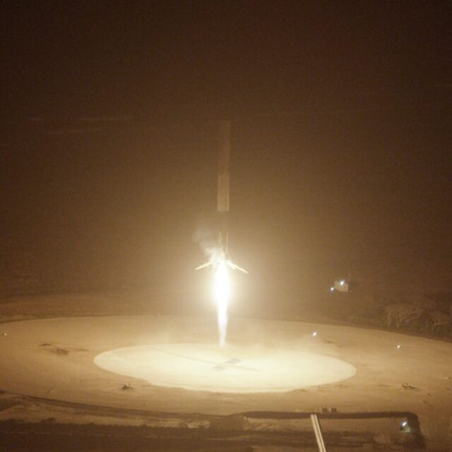 Нов успех: Ракетата на "Спейс Екс" се приземи вертикално