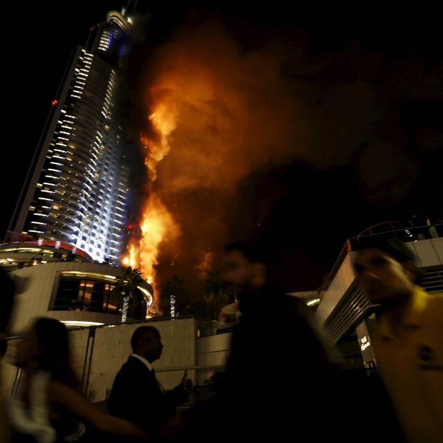 Огромен пожар избухна в небостъргач в Дубай (СНИМКИ И ВИДЕО)