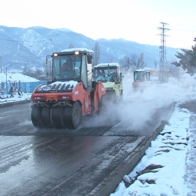 Във Враца асфалтират булеварди посред зима