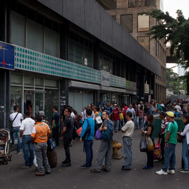 Парите в брой във Венецуела не стигат, ще емитират по-едри банкноти