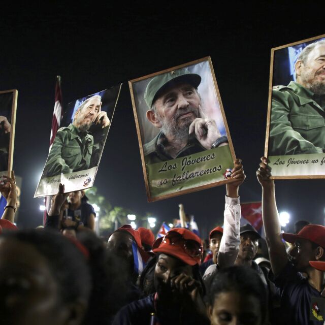 Половин милион кубинци изпратиха Фидел Кастро (СНИМКИ)