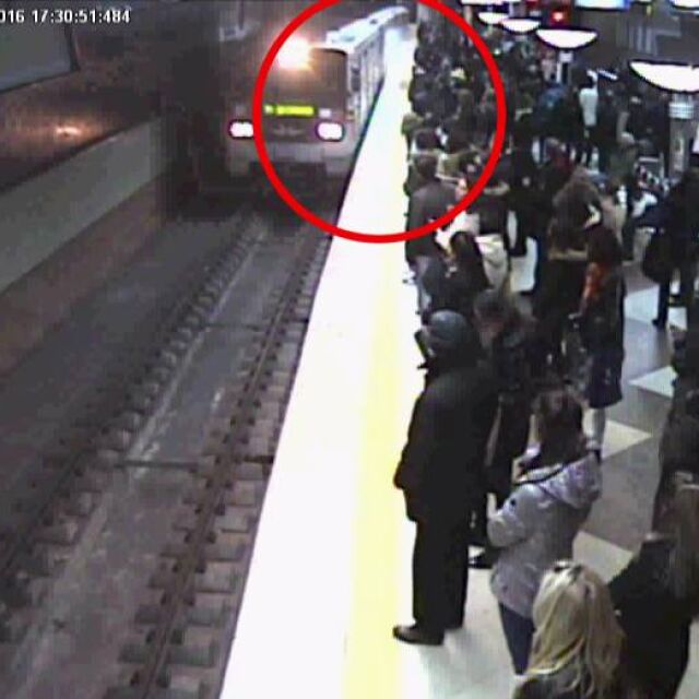 Кадри от охранителни камери запечатаха инцидента в метрото 
