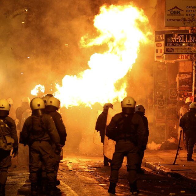 Безредици избухнаха в Атина по време на протест (СНИМКИ И ВИДЕО)