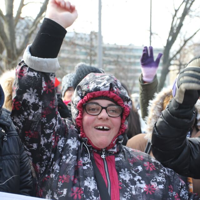 Родители на деца с увреждания излязоха на пореден протест в София (СНИМКИ)