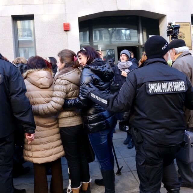 Съдии скандираха "Мафия!" пред ВСС (ОБЗОР)