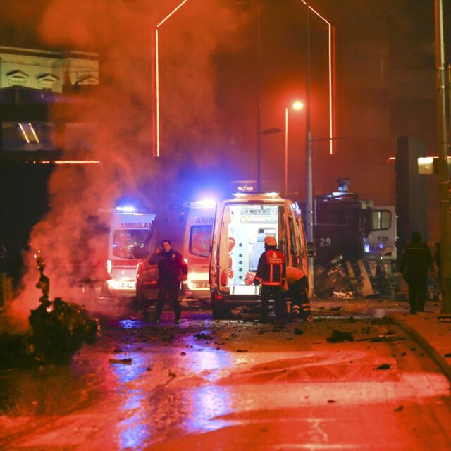 Най-малко 13 души загинаха, 38 са ранени при две експлозии в Истанбул (СНИМКИ и ВИДЕО)