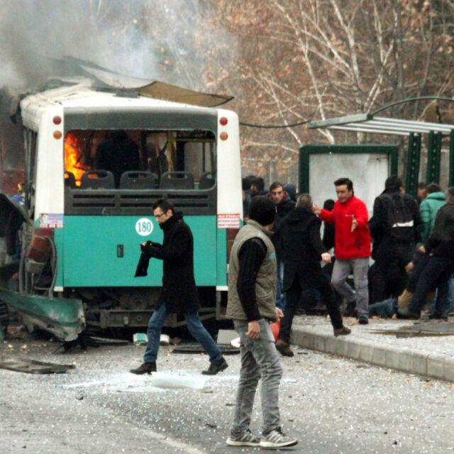 Взрив на автобус с турски военни взе 13 жертви,  десетки са ранените