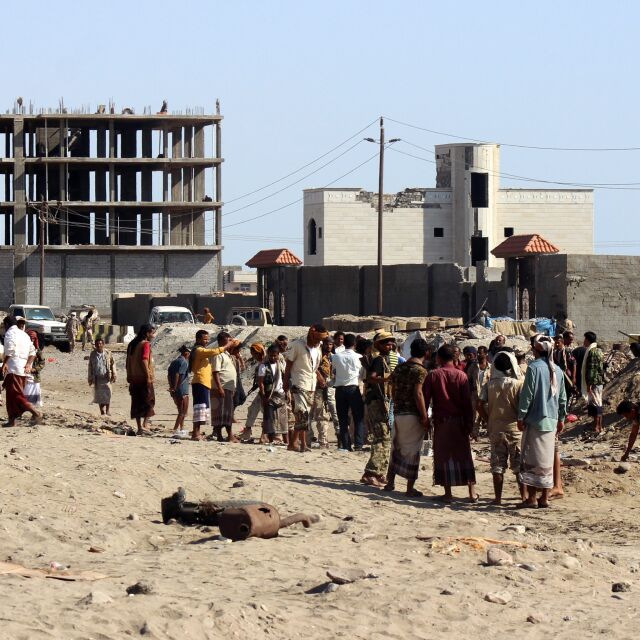 Атентатор самоубиец отне живота на десетки йеменски войници