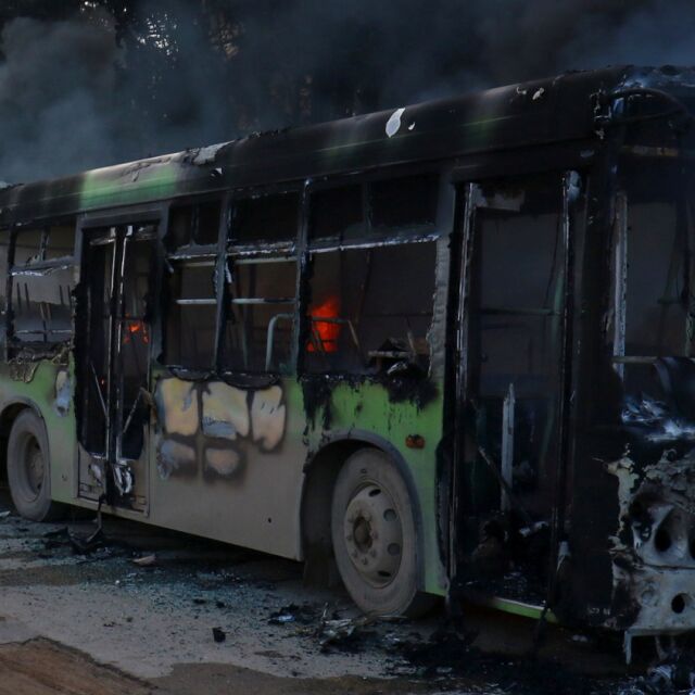 Сирийски бунтовници подпалиха автобуси, с които да се евакуират болни и ранени