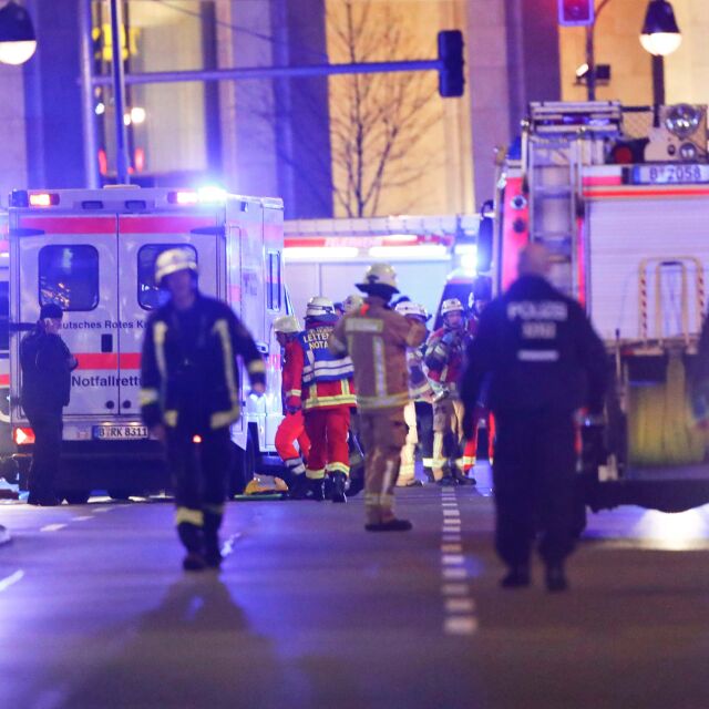 Камион се вряза в коледен базар в Берлин, има убити и ранени (ВИДЕО И СНИМКИ)