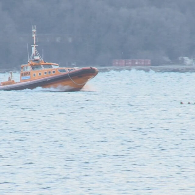 Операция в бурни води: Спасиха голяма група мигранти в Черно море