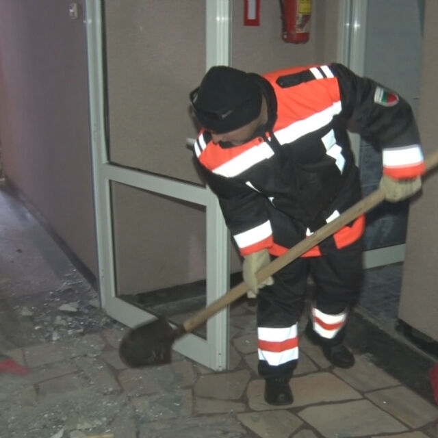 Доброволци помагат с възстановяването на Хитрино след взрива