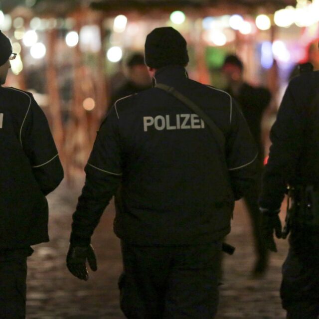 Двама души са арестувани по подозрение, че са подготвяли атентат в германски търговски център 