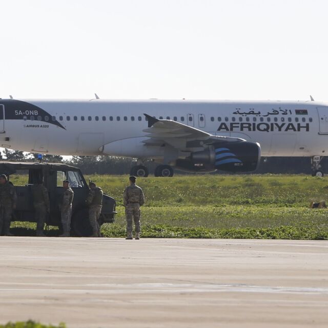 Отвлякоха либийски самолет, похитителят заплашва да го взриви (СНИМКИ и ВИДЕО)