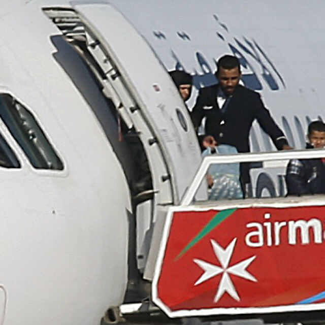Похитителите на либийския самолет съобщиха искания и пуснаха част от пътниците (НА ЖИВО)