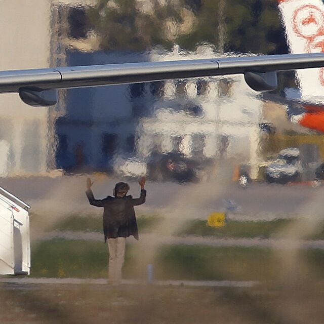 Похитителите на либийския самолет се предадоха