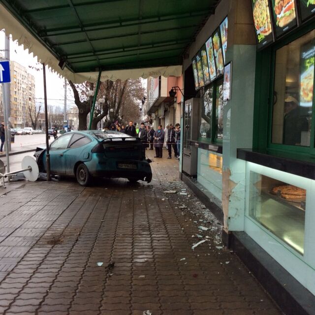 Автомобил се заби в заведение за бързо хранене в София (СНИМКИ)
