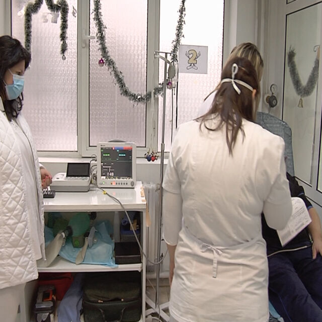 В първия ден на грипната епидемия: Oпашки пред лекарските кабинети в Хасково