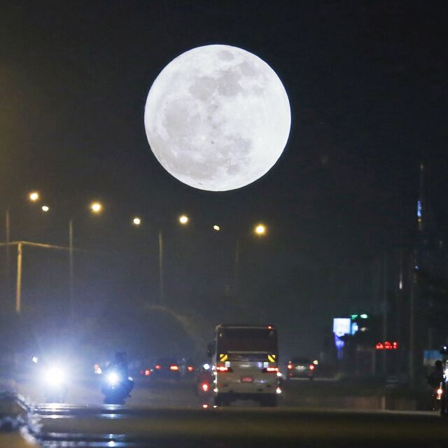 „Студена Луна” освети декемврийското небе по света (СНИМКИ)