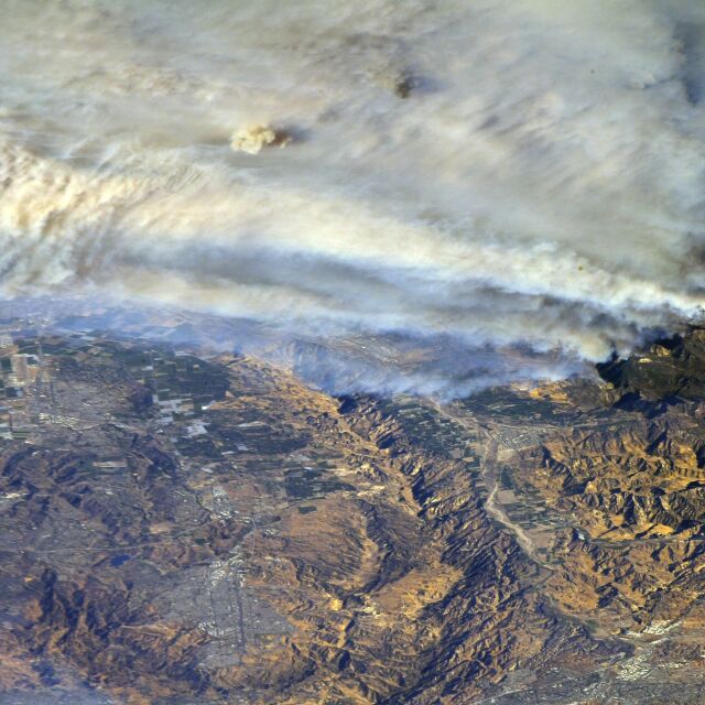 Продължава борбата с горските пожари в Калифорния 