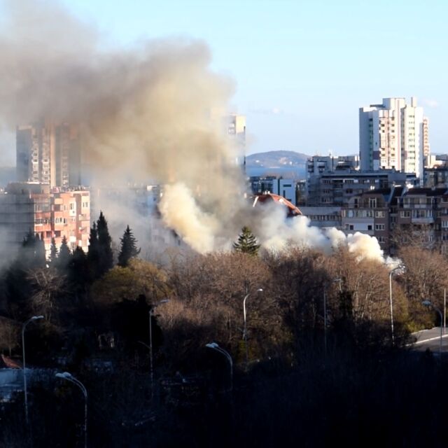 Пожар в склад на Жандармерията стресна Бургас (ВИДЕО)