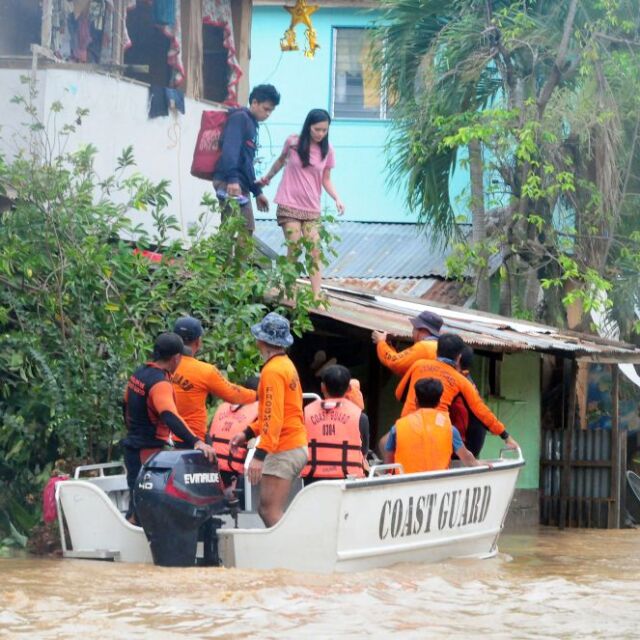 Броят на загиналите при наводненията на Филипините достигна 200 (СНИМКИ)