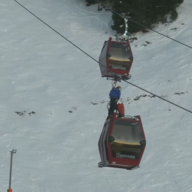 Стотици скиори останаха блокирани на лифт над два часа във Франция