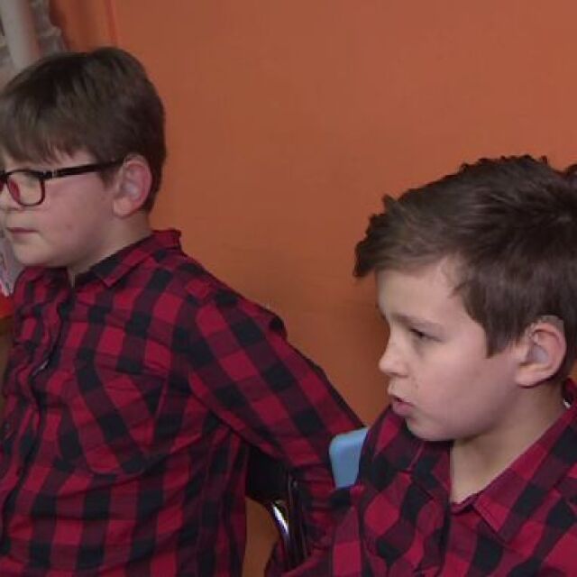 Да откриеш думите: „Българската Коледа” помага на близнаци с увреден слух  