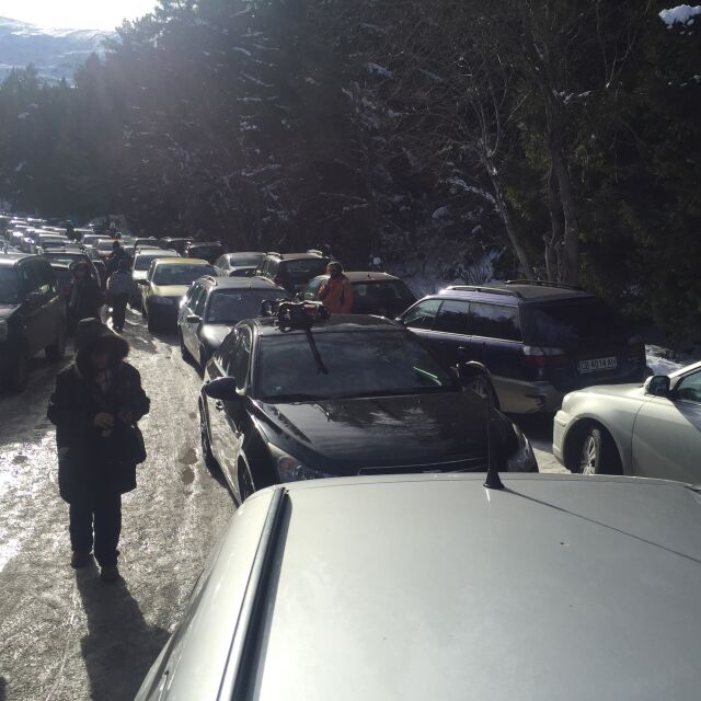 Десетки коли са блокирани в транспортен хаос на Витоша (СНИМКИ и ВИДЕО)