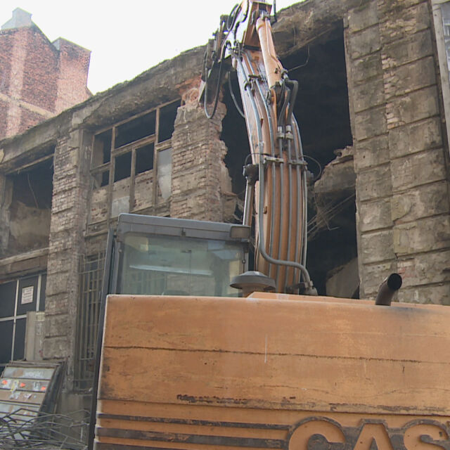 Напрежение заради събаряне на сграда в центъра на София
