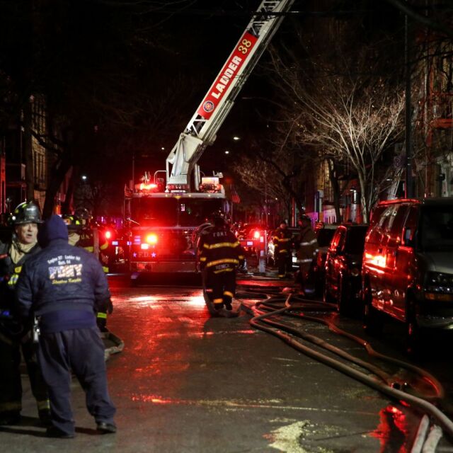 12 жертви при най-смъртноносния от десетилетия пожар в Ню Йорк
