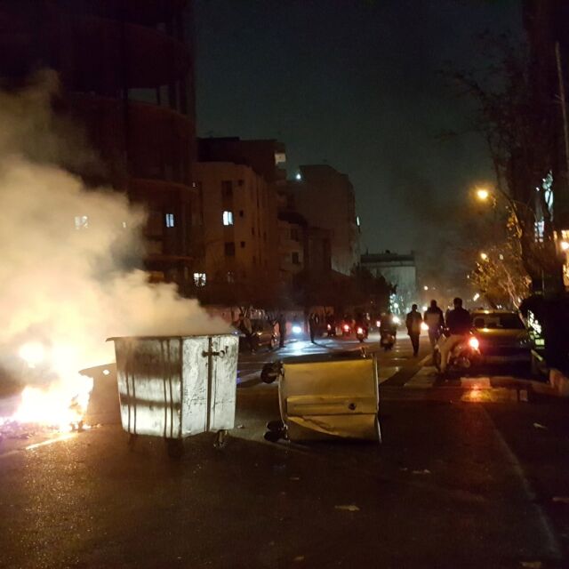 Двама души са били убити при протестите в Иран