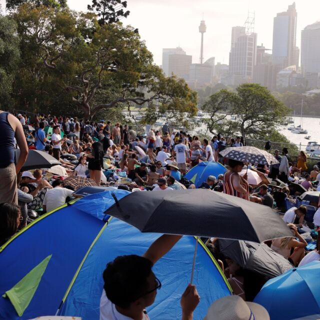 В очакване на новата година: Хиляди се наредиха на опашка за безплатна гледка в Сидни