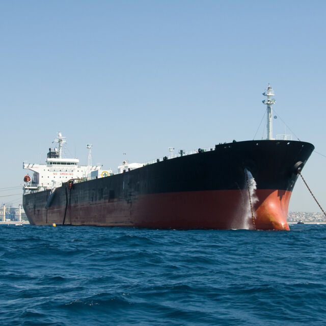 Взрив на ирански танкер близо до саудитското пристанище Джеда