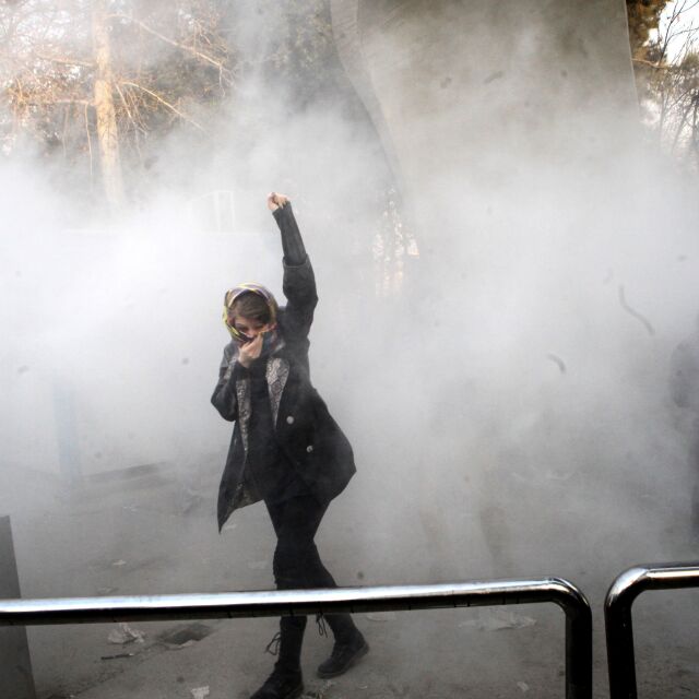 Иран спира достъпа до социални мрежи заради протестите (ВИДЕО)