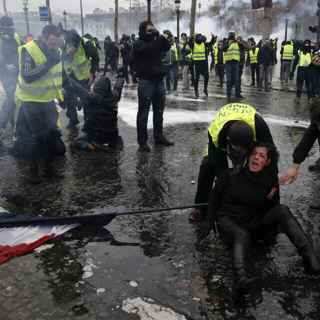 Франция обмисля извънредно положение след поредната нощ на протести
