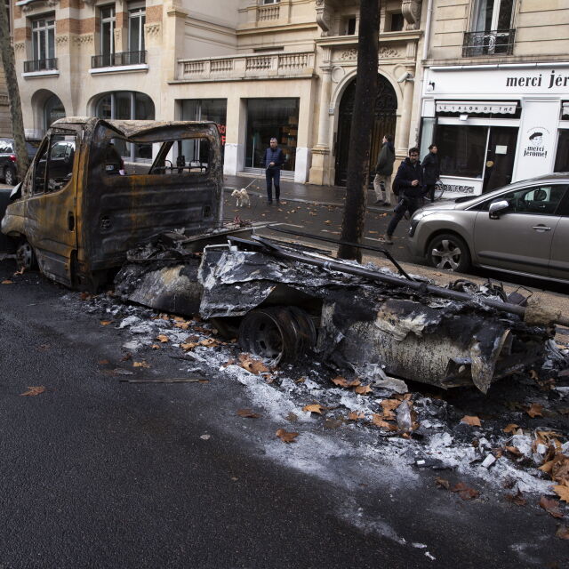 Париж след погрома: Очакват се преговори между властта и "жълтите жилетки"