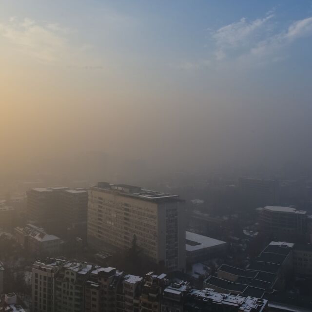 АФИС: 56% от българите очакват по-чист въздух при поевтиняване на тока