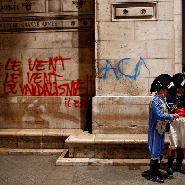  Емблематични забележителности станаха жертва на вандализъм след сблъсъците в Париж 