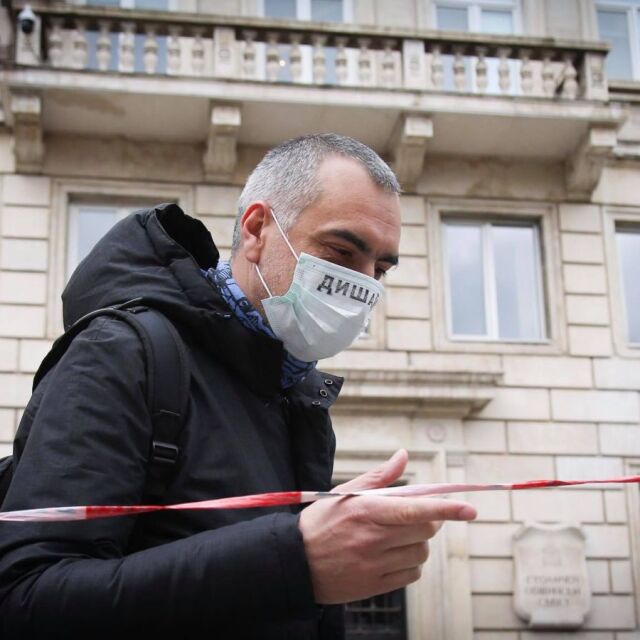 Столичани протестираха с маски пред общината срещу мръсния въздух