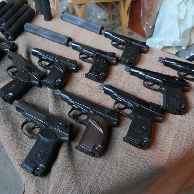 Търговията с незаконно оръжие в Добрич: Разследващите са открили пистолети, автомати и боеприпаси