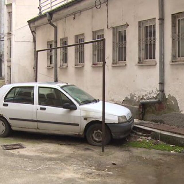Куриоз в центъра на София: Кола се оказа зазидана във вътрешен двор 