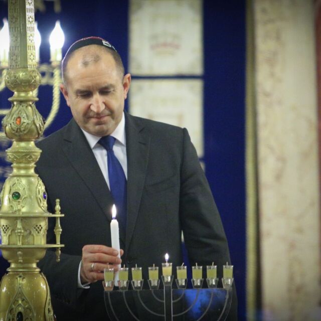Президентът запали основната свещ за Ханука в Софийската синагога 