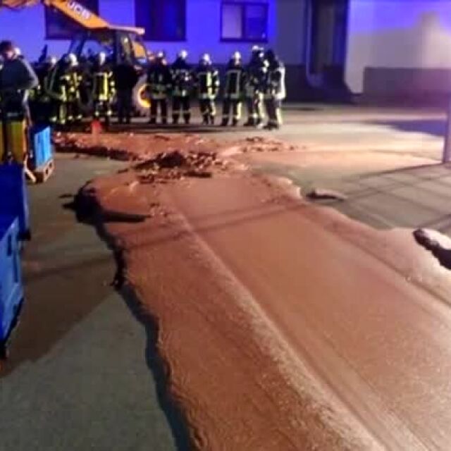 Тон шоколад се изля по улиците на германски град (ВИДЕО)
