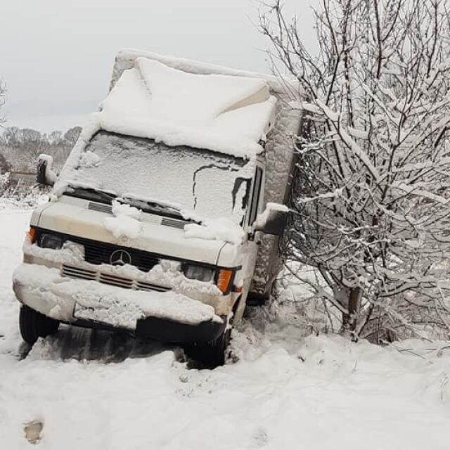 Сняг и катастрофи блокираха международния път Е-79 (СНИМКИ)